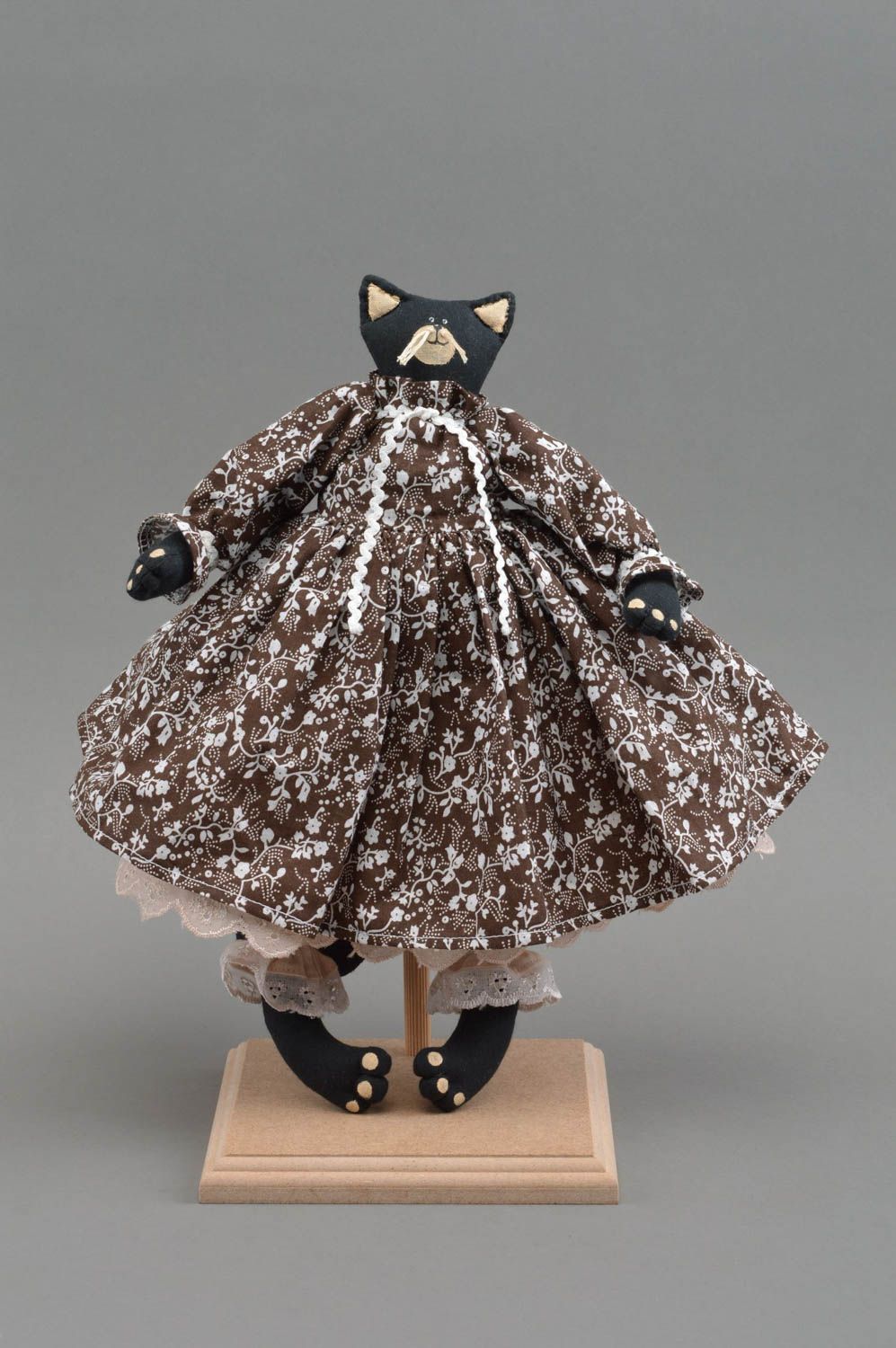 Тканевая игрушка кошка черная в платье в цветочек для девочки ручная работа фото 2