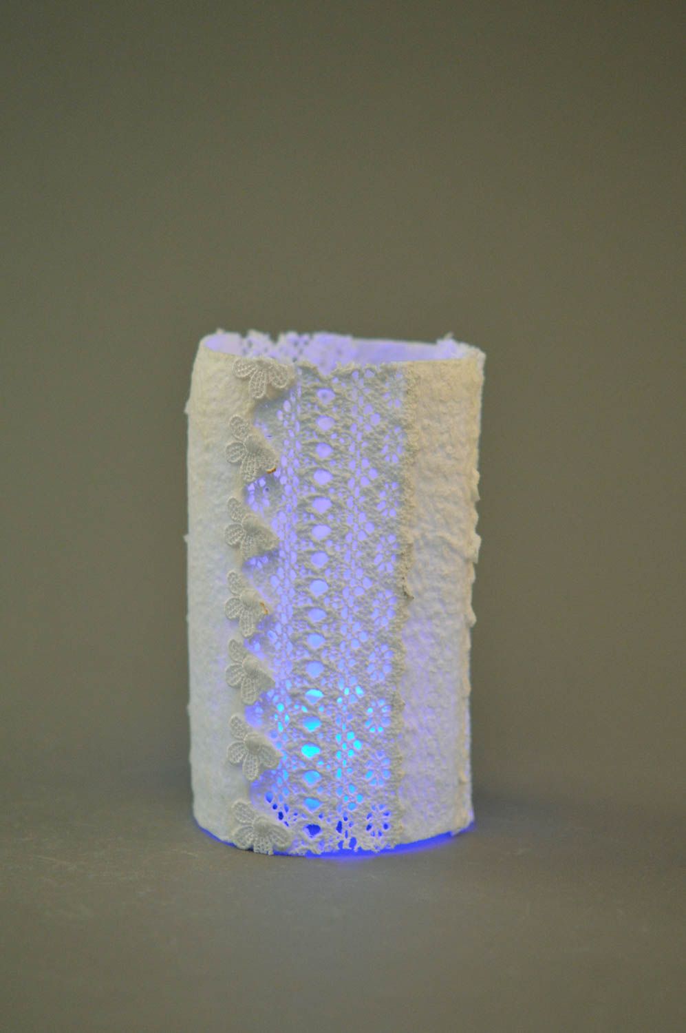 Petite lampe veilleuse faite main laine feutrée blanche ajourée avec dentelles photo 2
