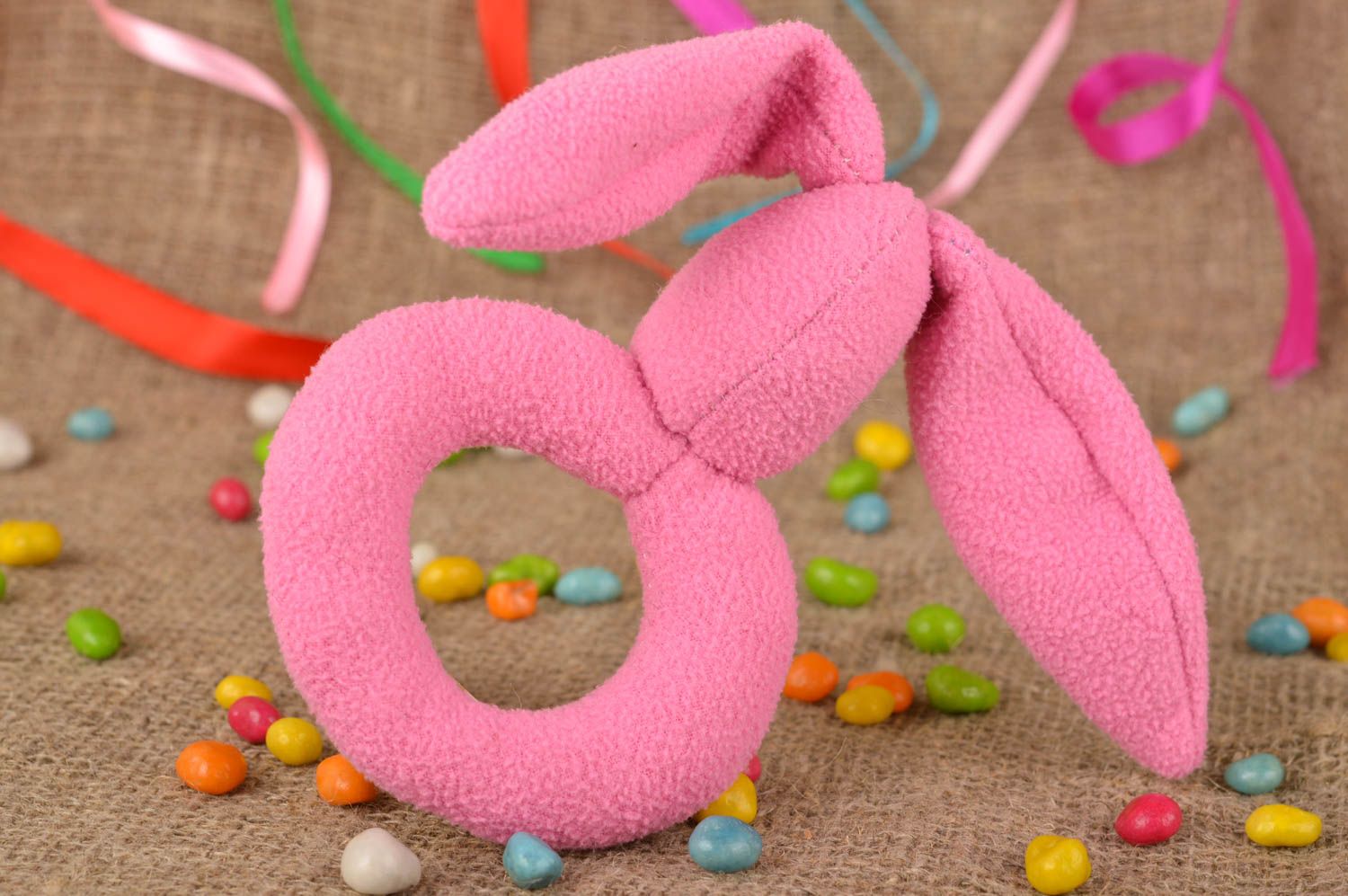 Красивая розовая мягкая игрушка ручной работы в виде зайца для маленьких детей фото 1
