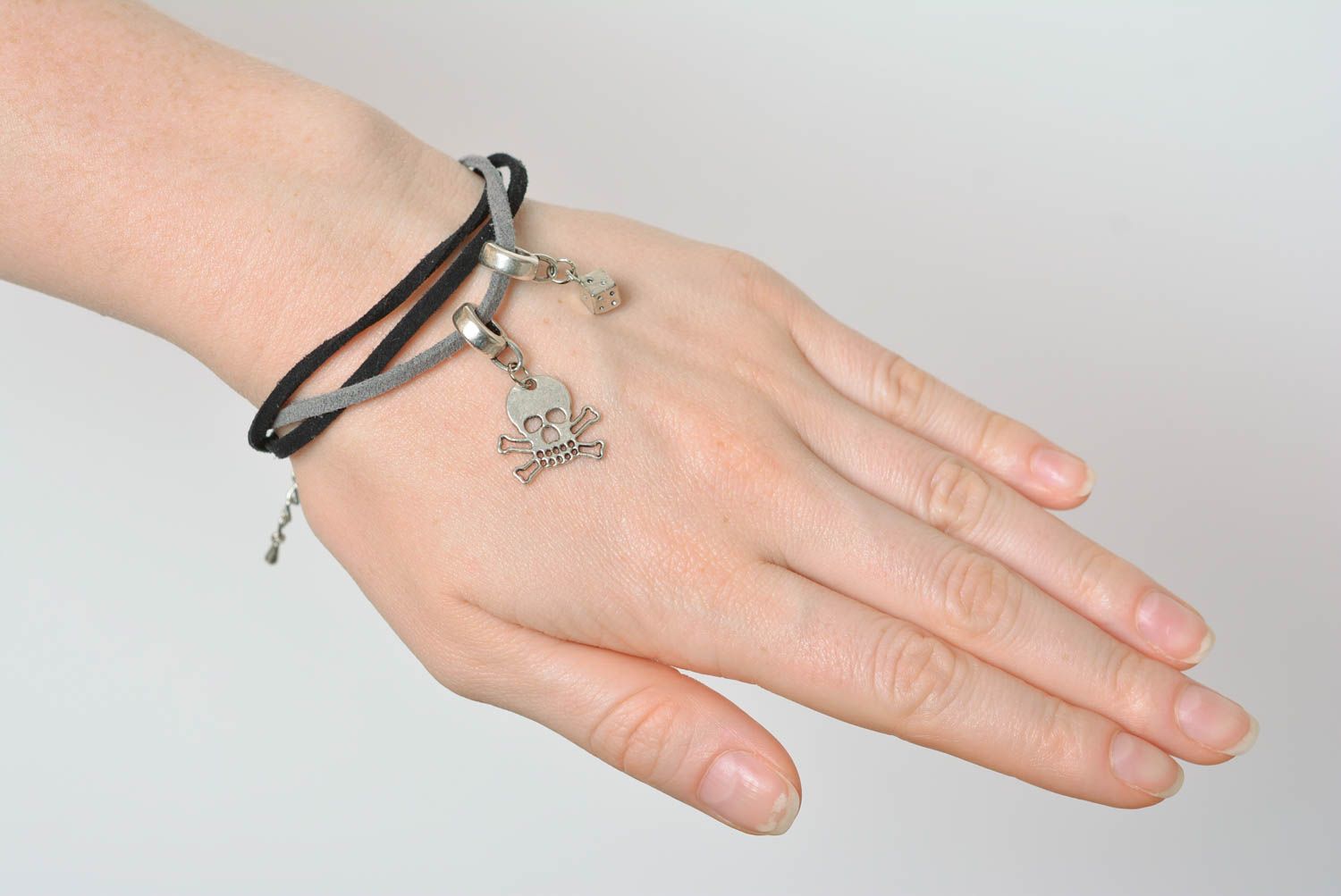 Bracelet multirang en daim Bijou fait main noir gris breloques Cadeau pour femme photo 4