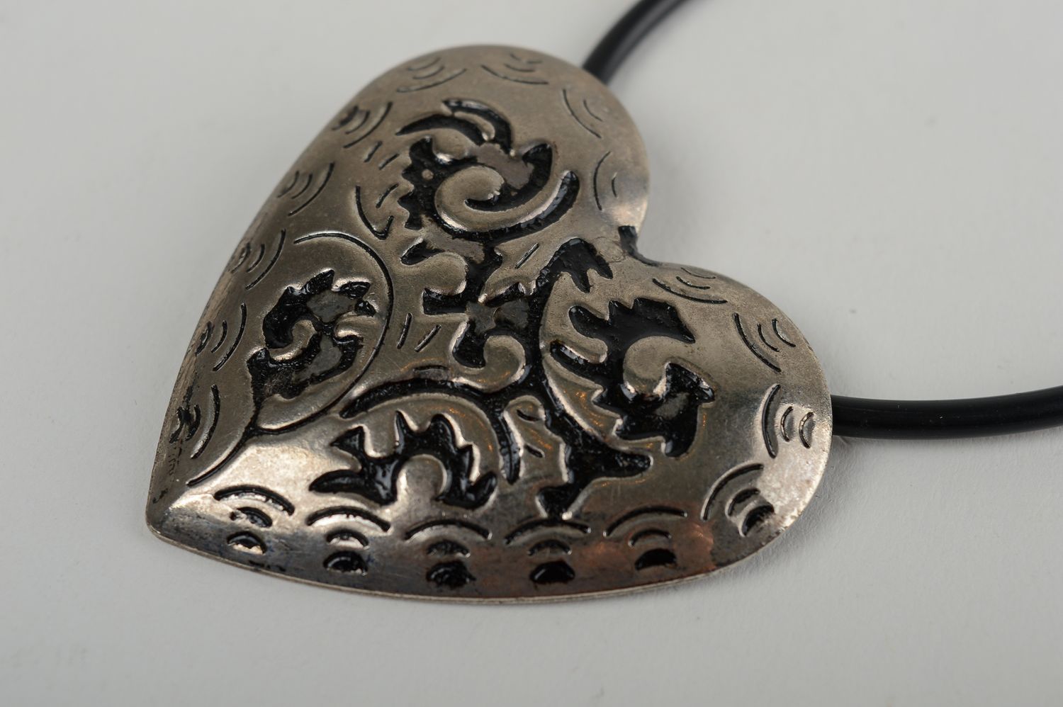 Handmade heart pendant metal jewelry for women metal pendant for girls photo 3