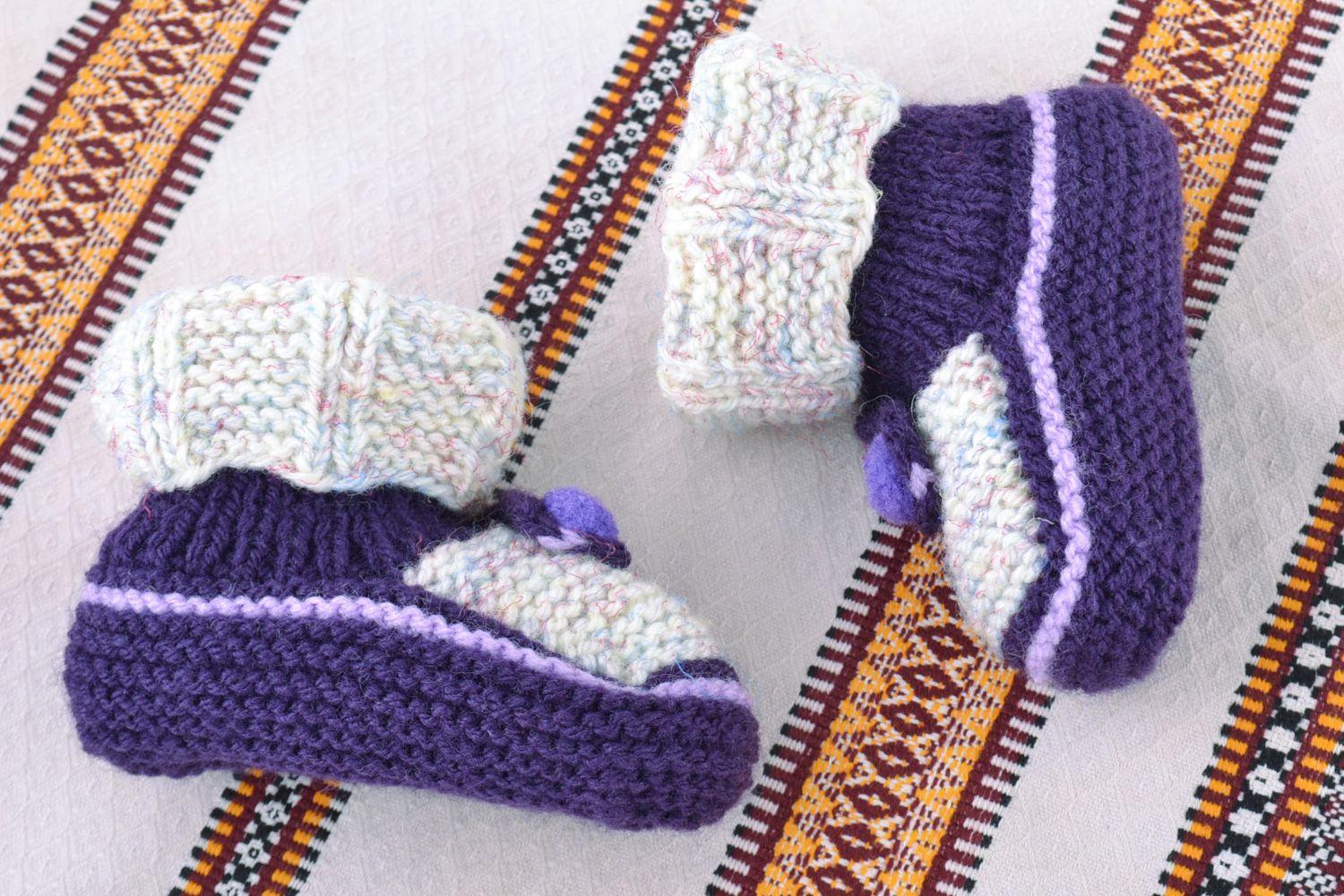 Chaussons bébé tricotés faits main en laine originaux et pratiques pour enfant photo 1