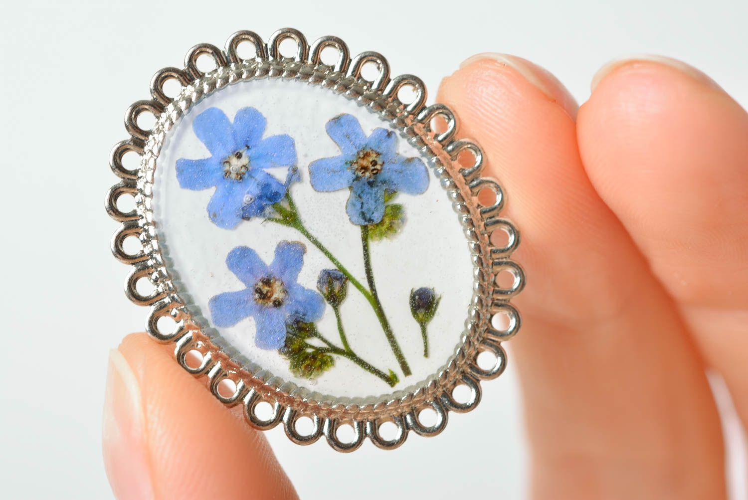 Broche avec fleurs séchées bleues faite main ovale style vintage originale photo 2