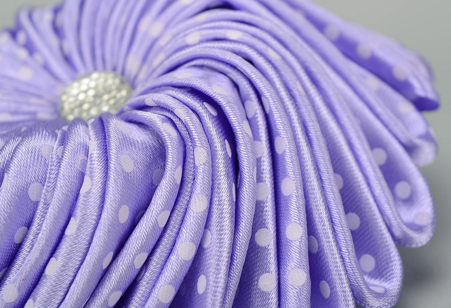 Резинка для волос с атласным цветком Фиолетовая фото 3