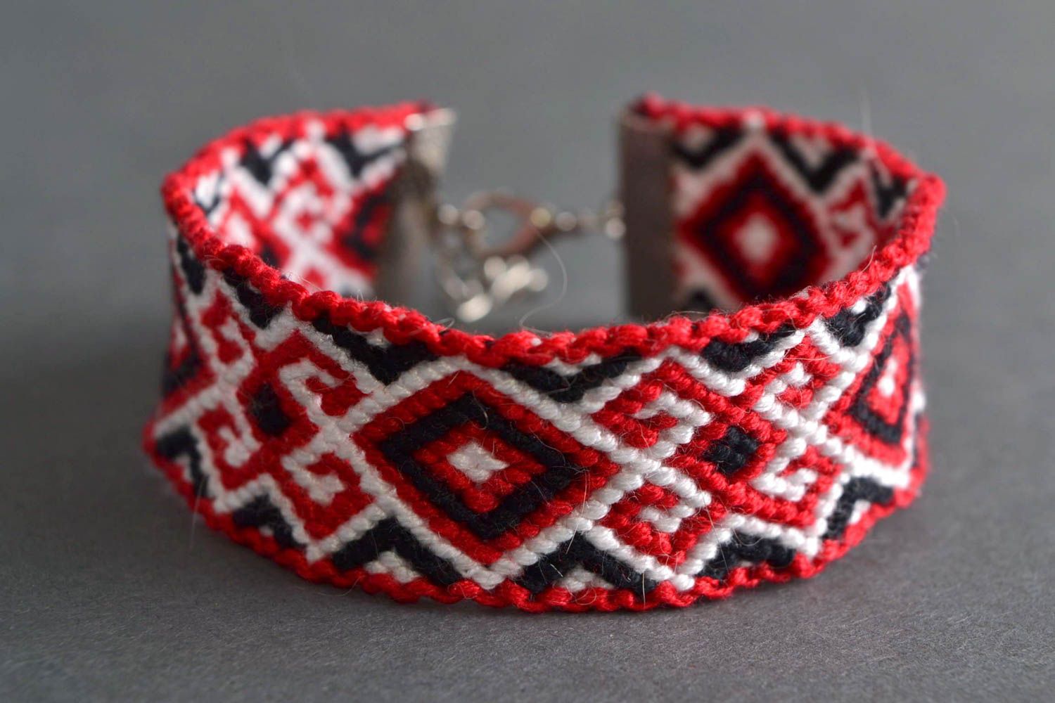 Bracelet en macramé de fils moulinés fait main style ethnique noir rouge blanc photo 1