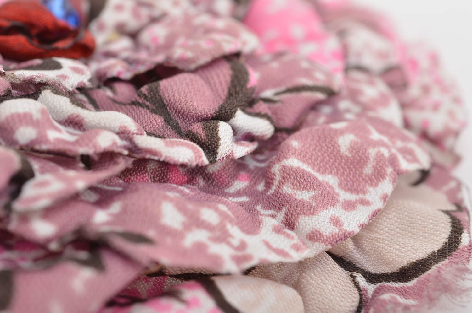 Оригинальная заколка брошь из ткани хлопка в виде цветка розовая ручной работы фото 4