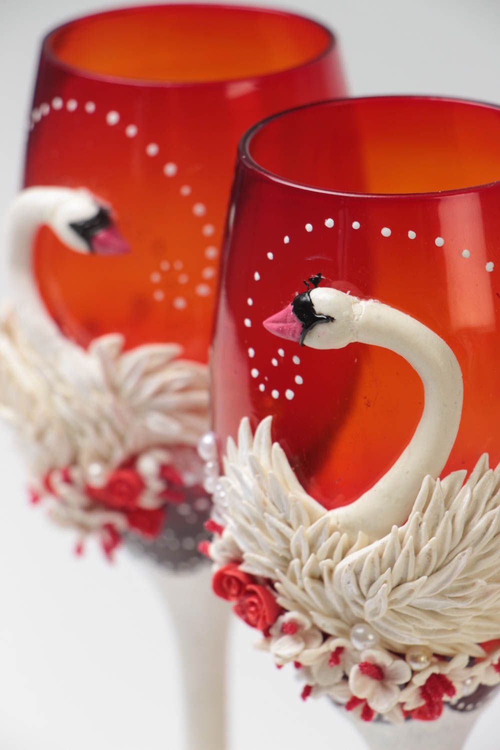 Бокалы для шампанского на свадьбу набор 2 штуки красные с лебедями ручной работы фото 3