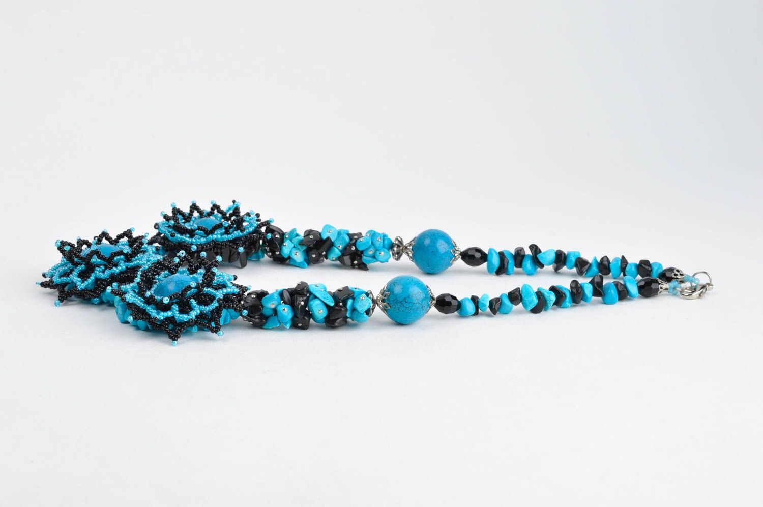 Колье из бисера украшение ручной работы ожерелье из бисера и говлита голубое фото 2