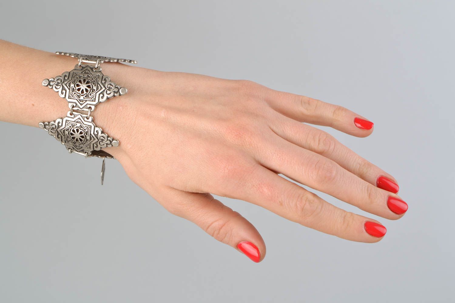 Joli bracelet en métal fait main avec design ethnique de créateur pour femme photo 2