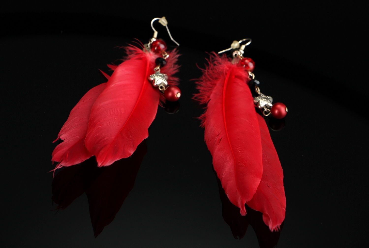 Boucles d'oreilles avec plumes rouges et cristaux  photo 2