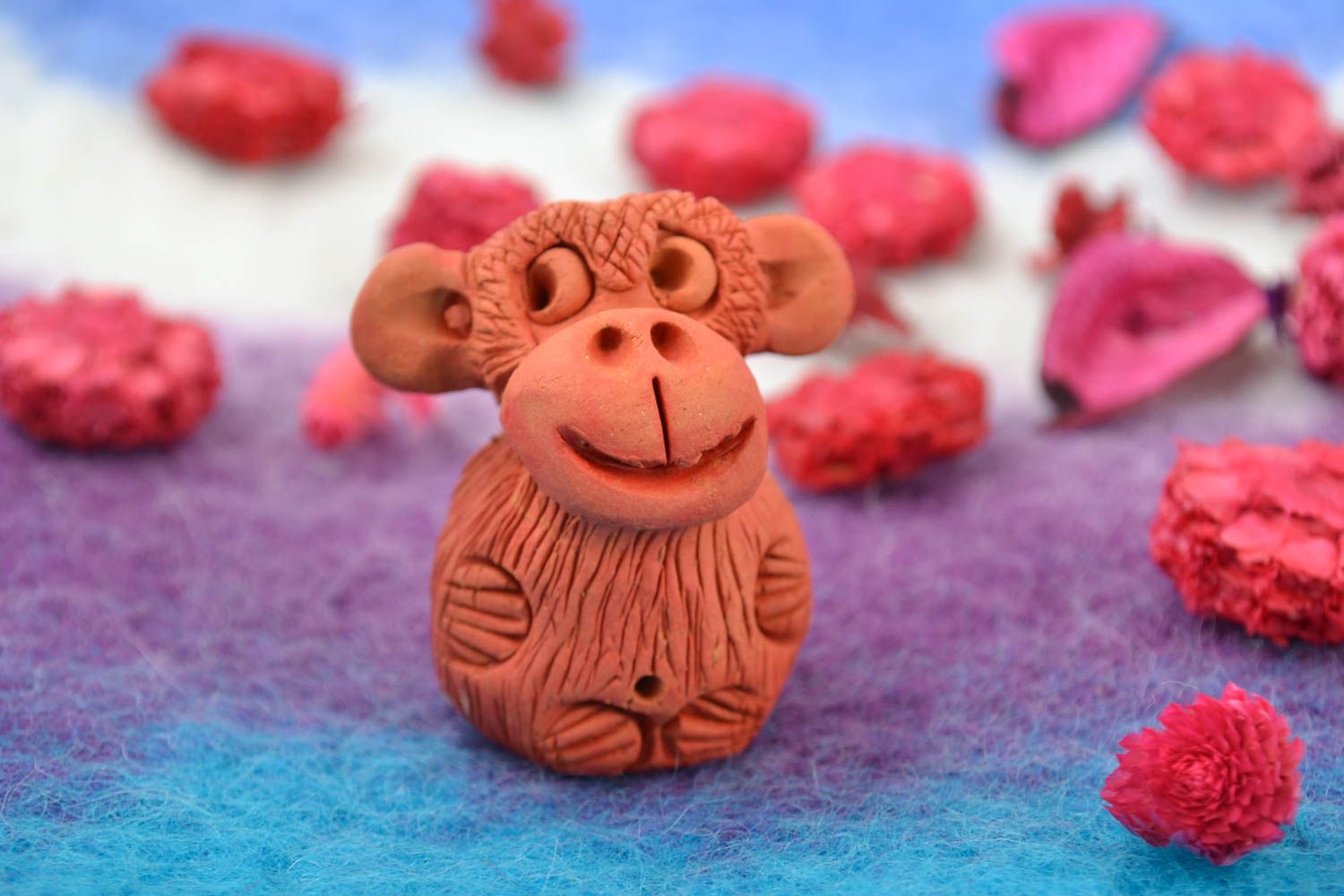 Керамическая статуэтка в виде обезьянки из красной глины ручной лепки смешная фото 1