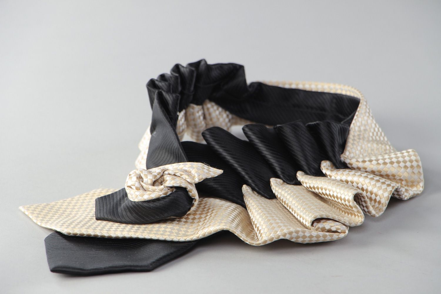 Dekoratives zartes schwarzes handgemachtes Krawatten Collier aus Stoff für Frauen foto 3