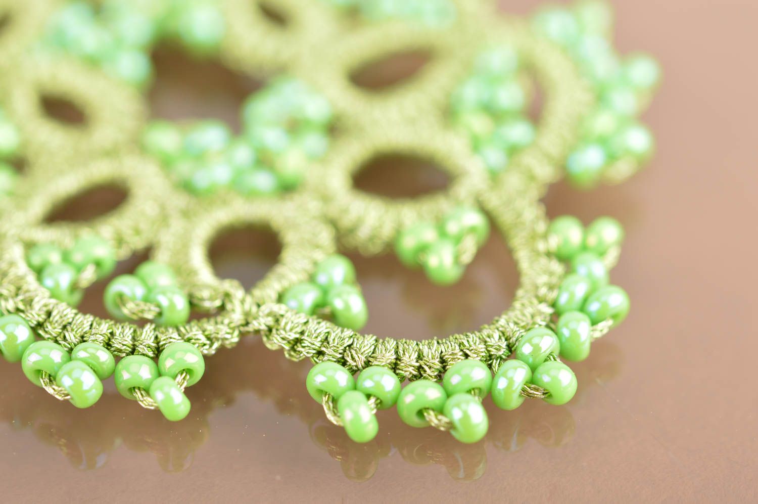 Pendientes de encaje artesanales con abalorios de color verde claro frivolité foto 4