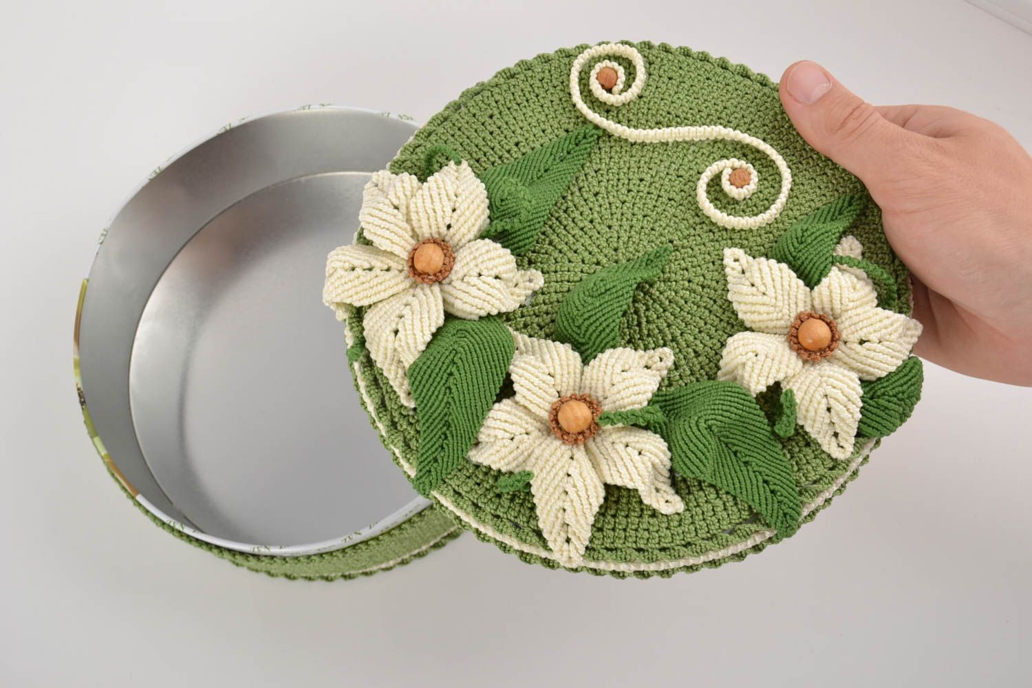 Runde Schatulle aus Fäden Makramee mit Blumen auf dem Deckel in Grün handgemacht foto 2