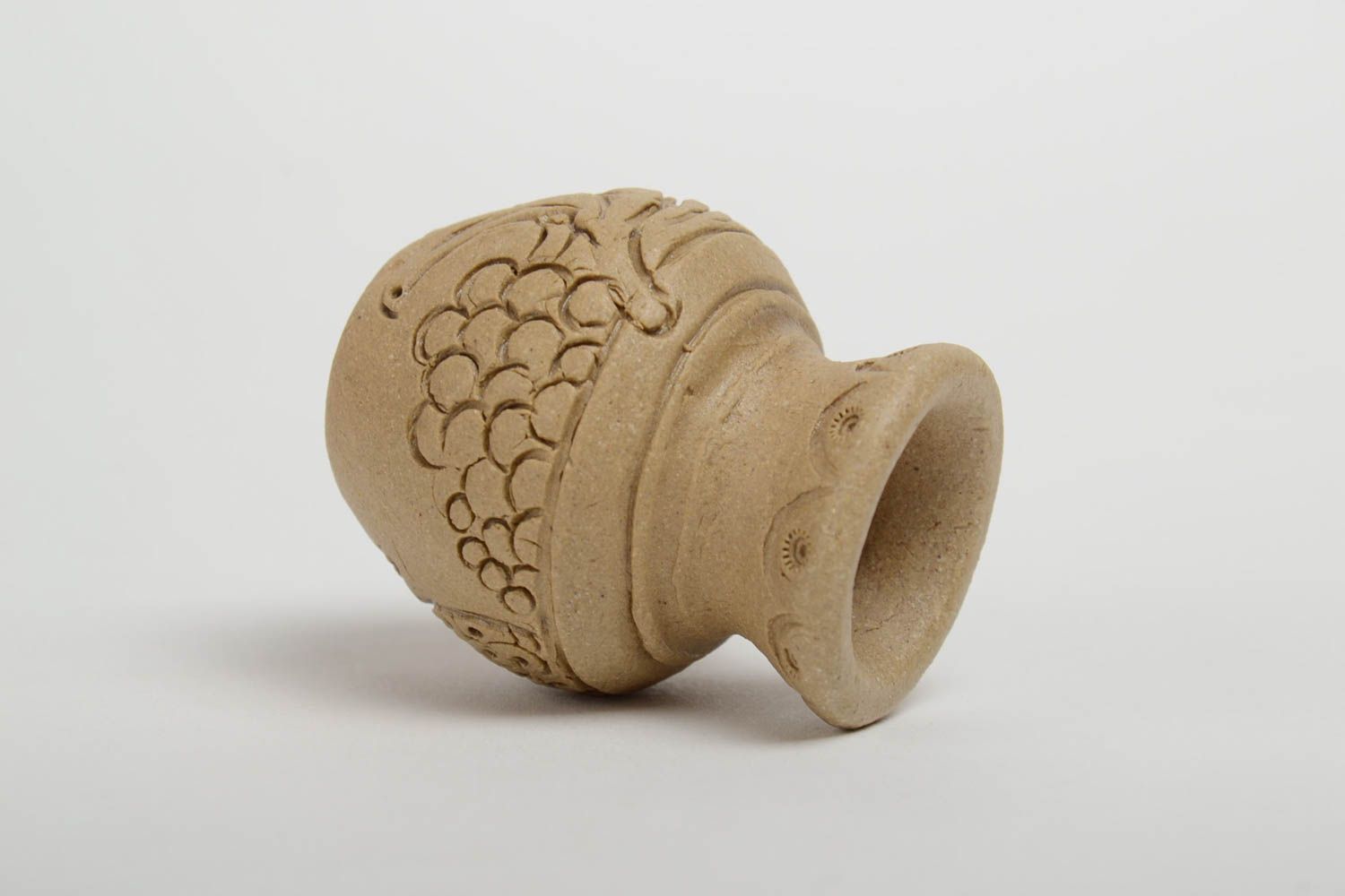 Dekorative kleine schöne originelle handgemachte Kanne aus Ton mit Bemalung foto 3