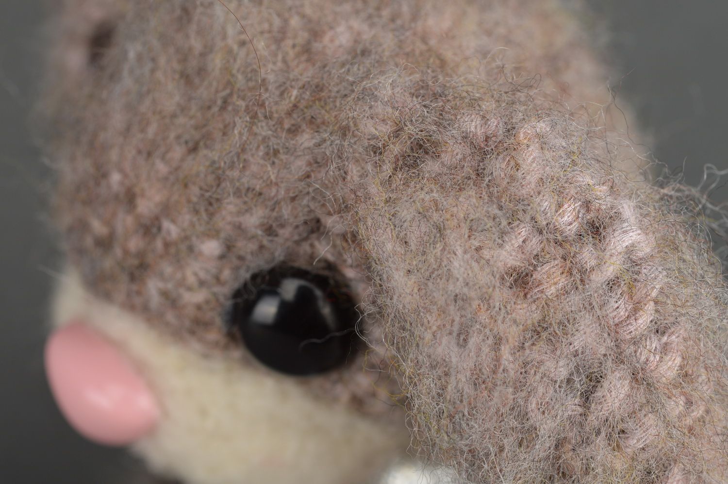 Handmade künstlerisches Kuscheltier Hase aus echter Wolle für Kinderspiele foto 4
