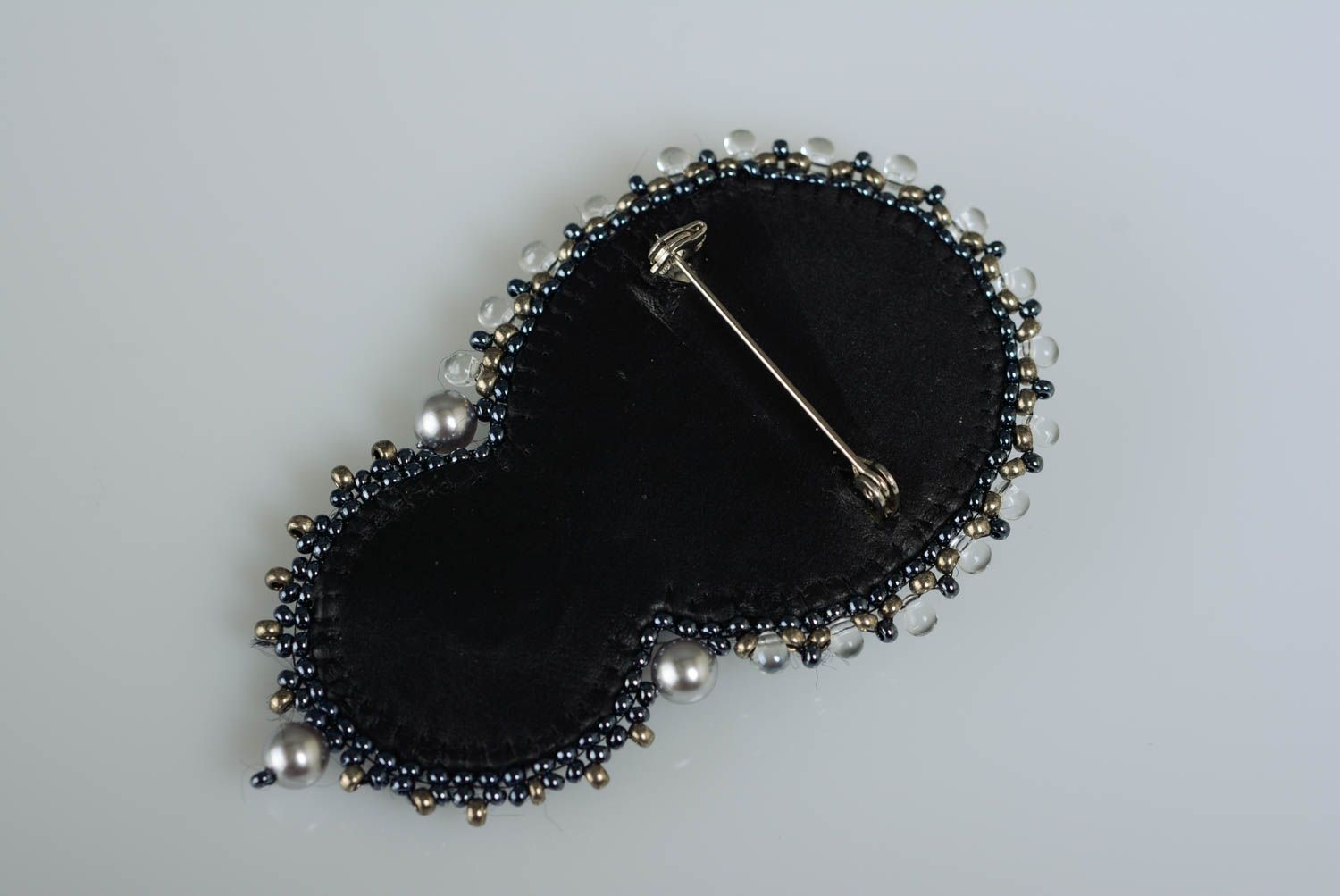 Broche noire brodée perles de rocaille agate naturelle base en cuir faite main photo 2