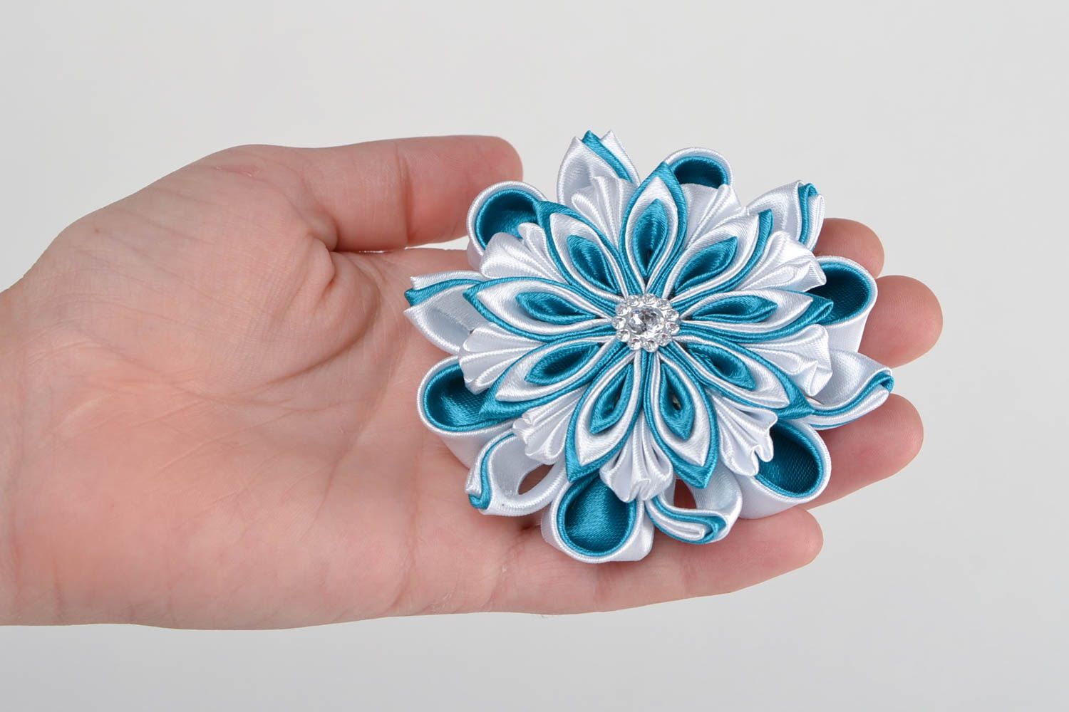 Coletero para el pelo artesanal de cintas de raso con forma de flor azul foto 2