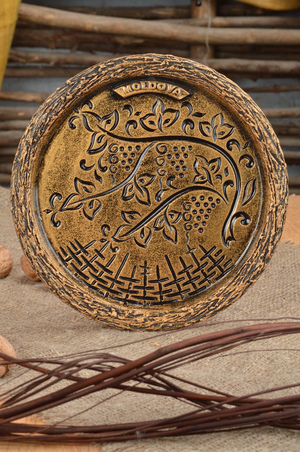 Керамическая тарелка декоративная на стену золотого цвета ручной работы фото 1