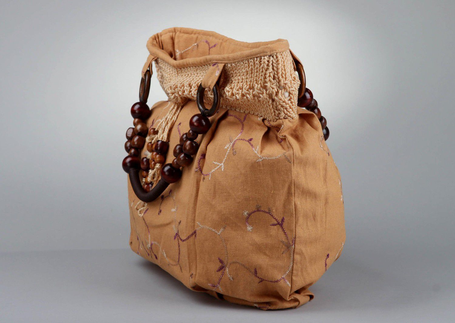Bolsa textil marrón con parte exterior tejida foto 3