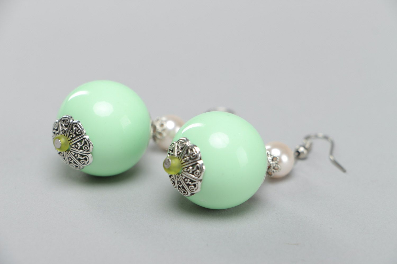 Handmade schöne minzgrüne Kugel Ohrringe aus Acrylperlen Geschenk für Mädchen foto 3