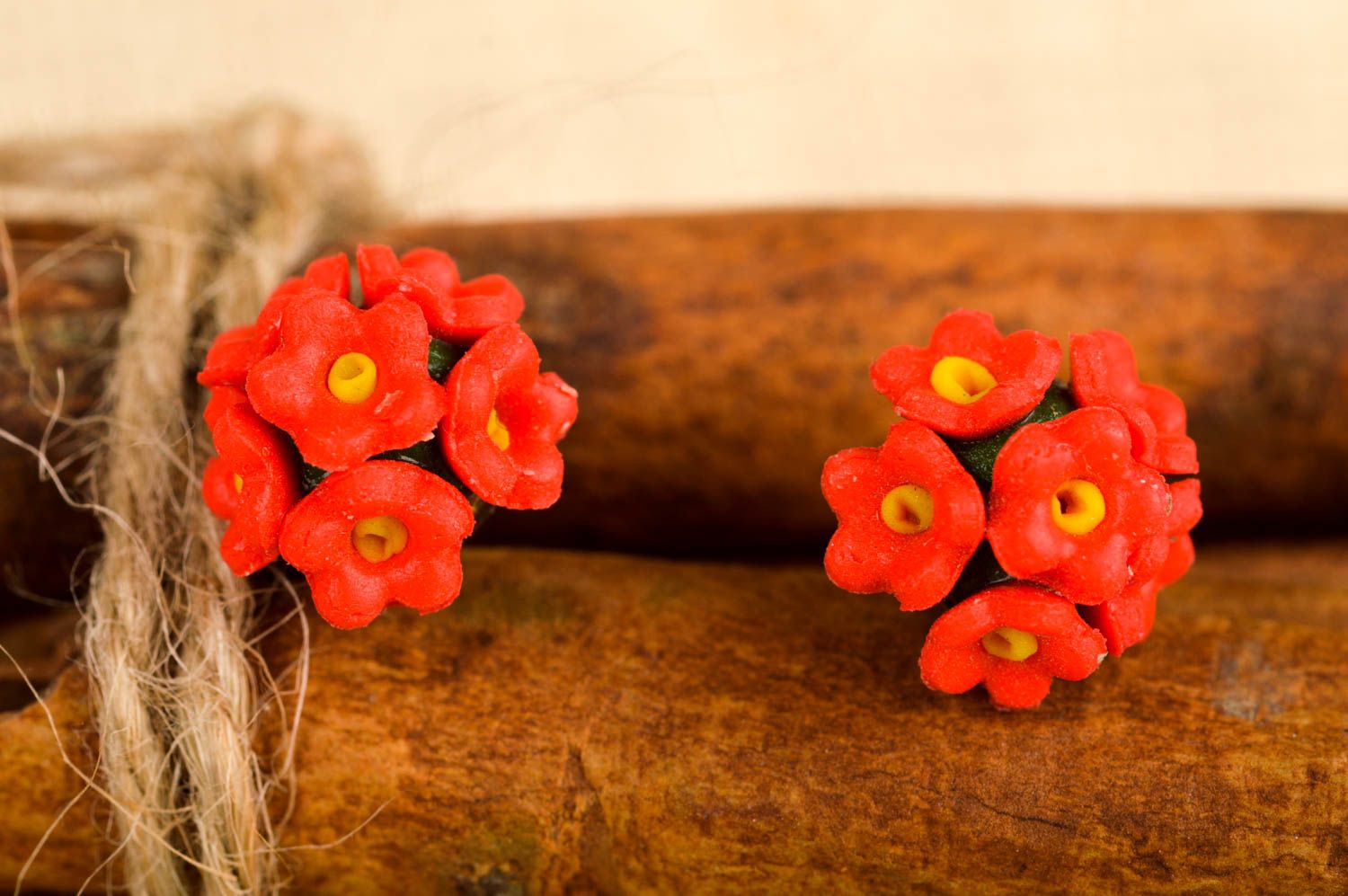 Boucles d'oreilles puces Bijou fait main Cadeau femme avec fleurs rouges photo 1