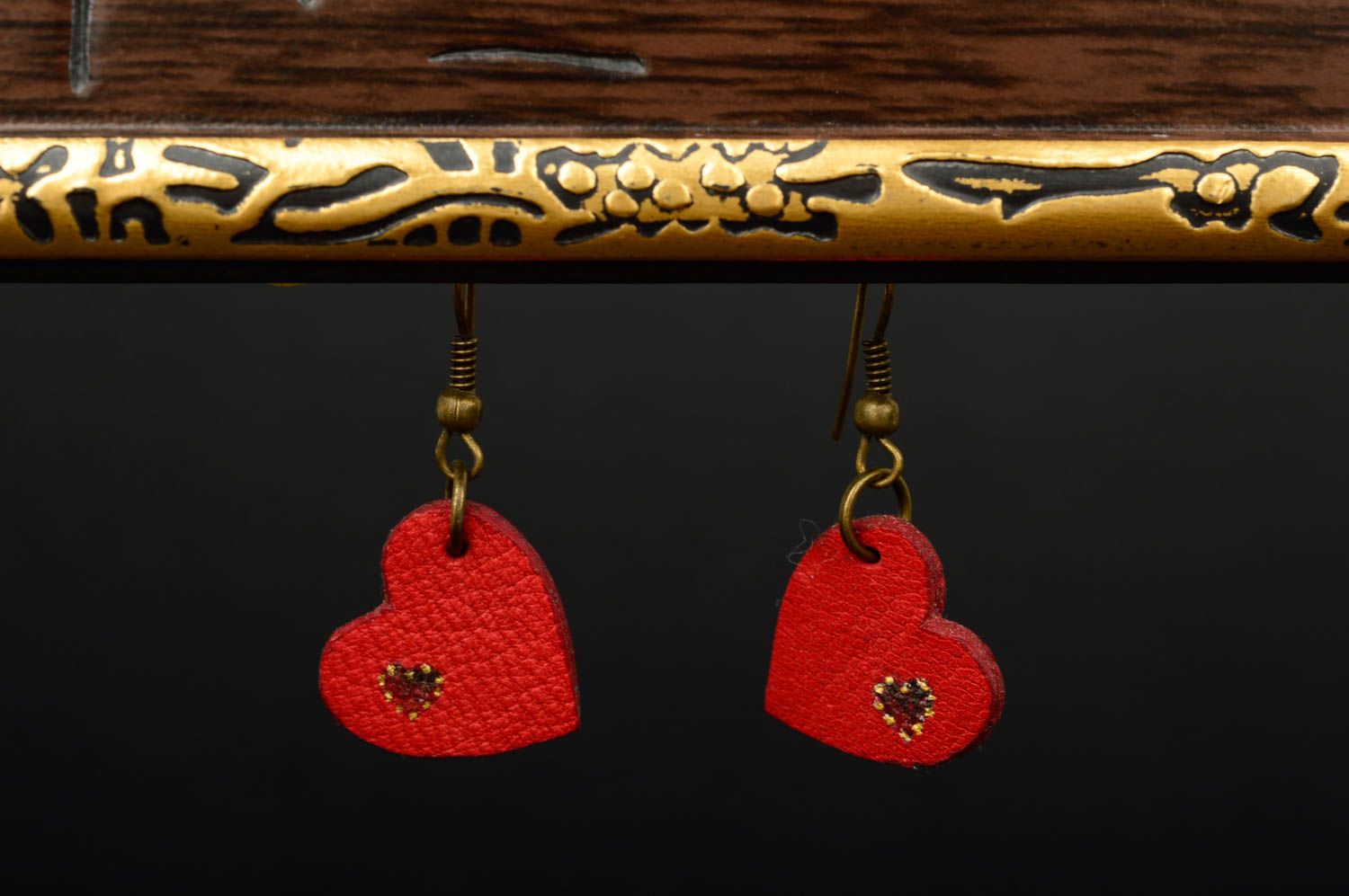 Boucles d'oreilles coeur rouge Bijou fait main en cuir pendantes Cadeau femme photo 1