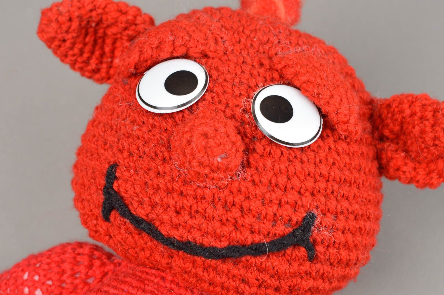 Peluche extra-terrestre souriant rouge tricotée au crochet faite main originale photo 4