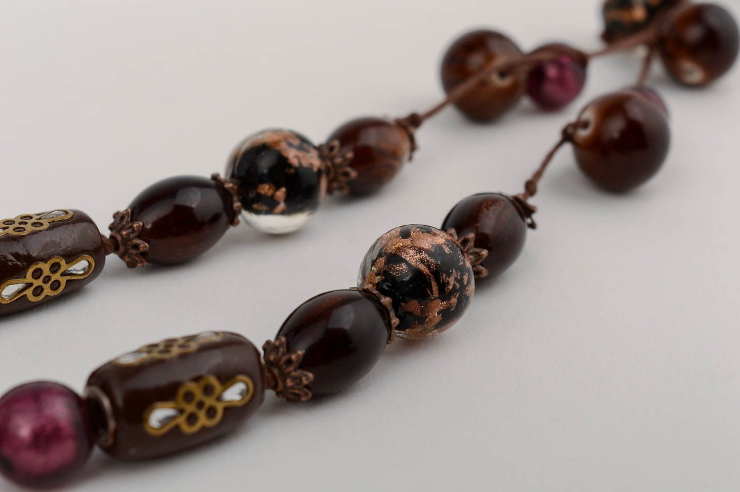 Long collier en perles de plastique et verre fait main sur ruban en satin photo 3