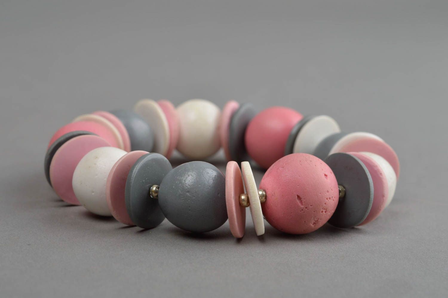 Fashion pink, grey, white beads bracelet on elastic cord photo 3
