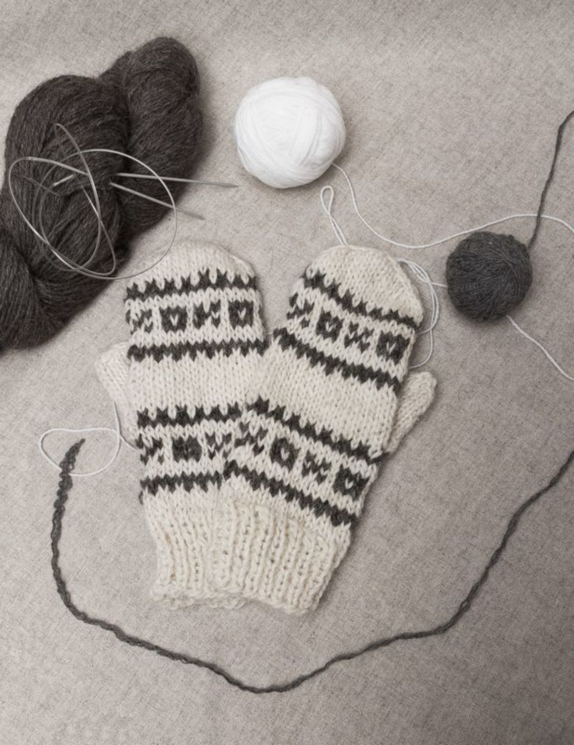 Women's mittens with beautiful pattern photo 1