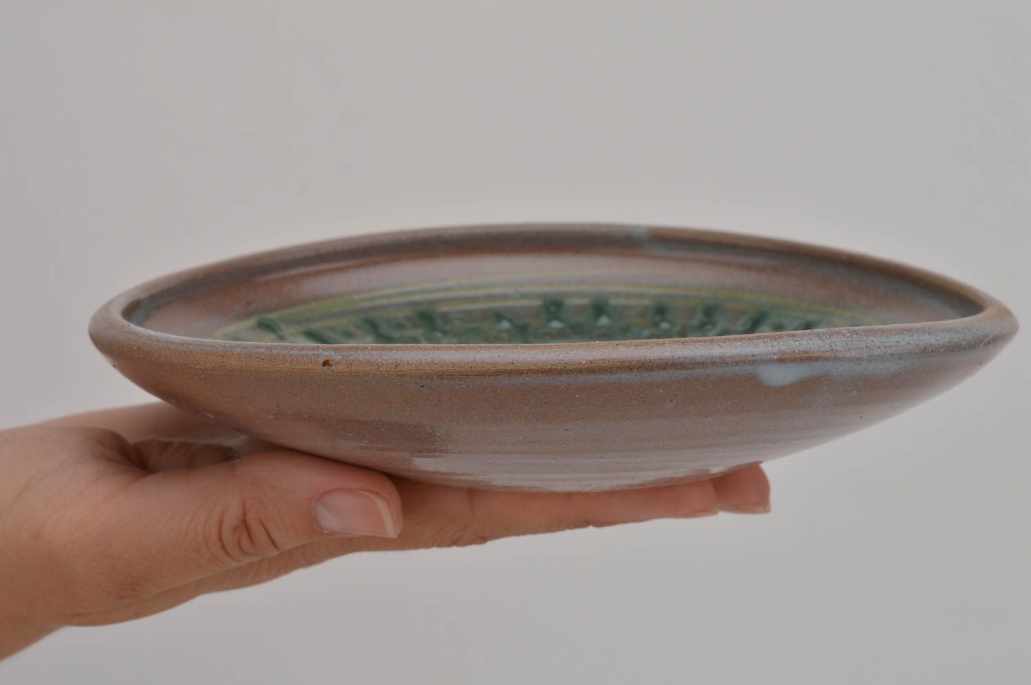 Красивая керамическая тарелка из красной глины с узором для декора Феерверк фото 3