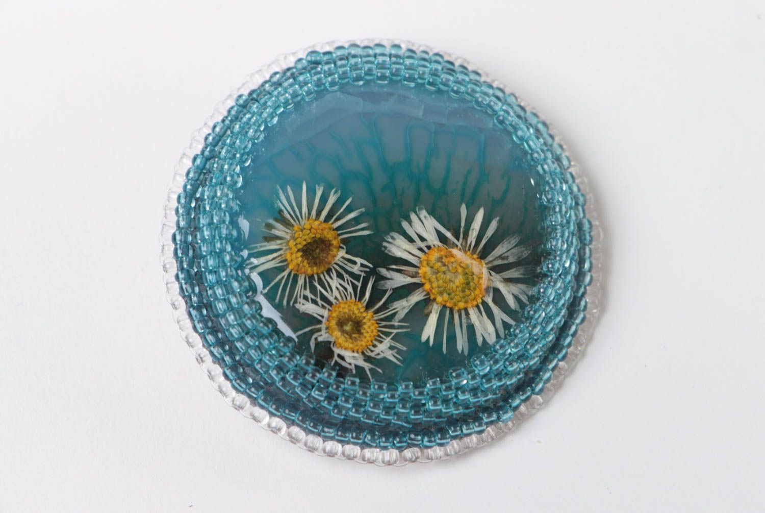 Broche artesanal redondo con ágata flores naturales y abalorios de color azul foto 2