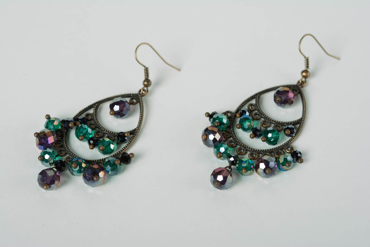 Boucles d'oreilles en cristaux et métal faites main pendantes vert-violet photo 1