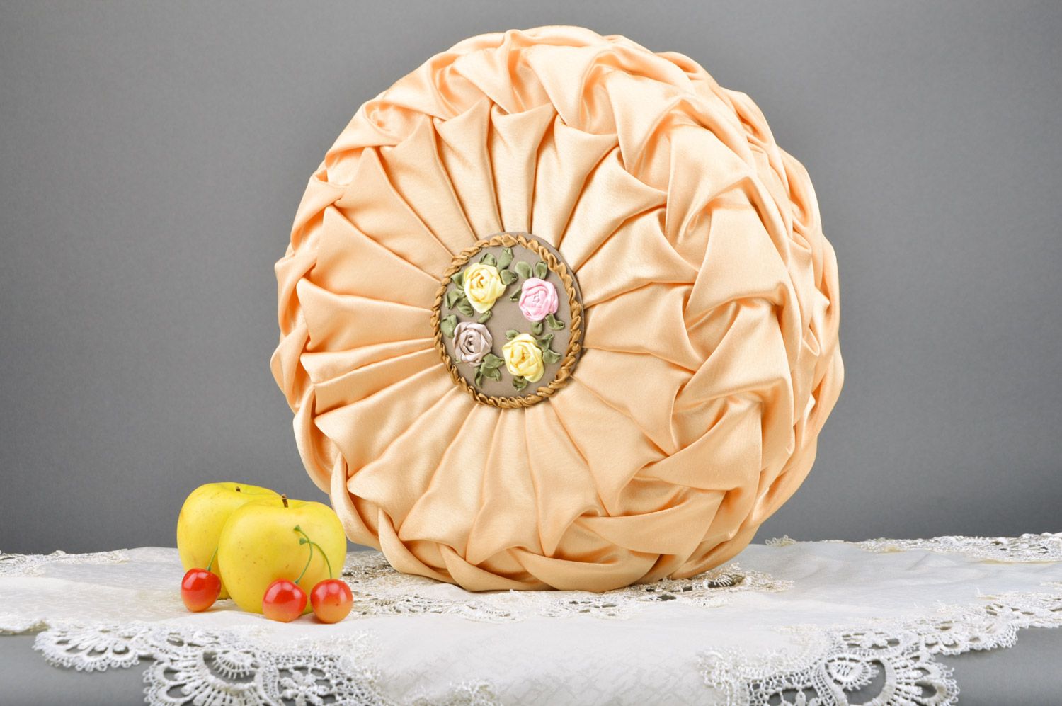 Rundes stilvolles beige Kissen aus Stoff und Atlasbändern handmade für Polstermöbel  foto 5