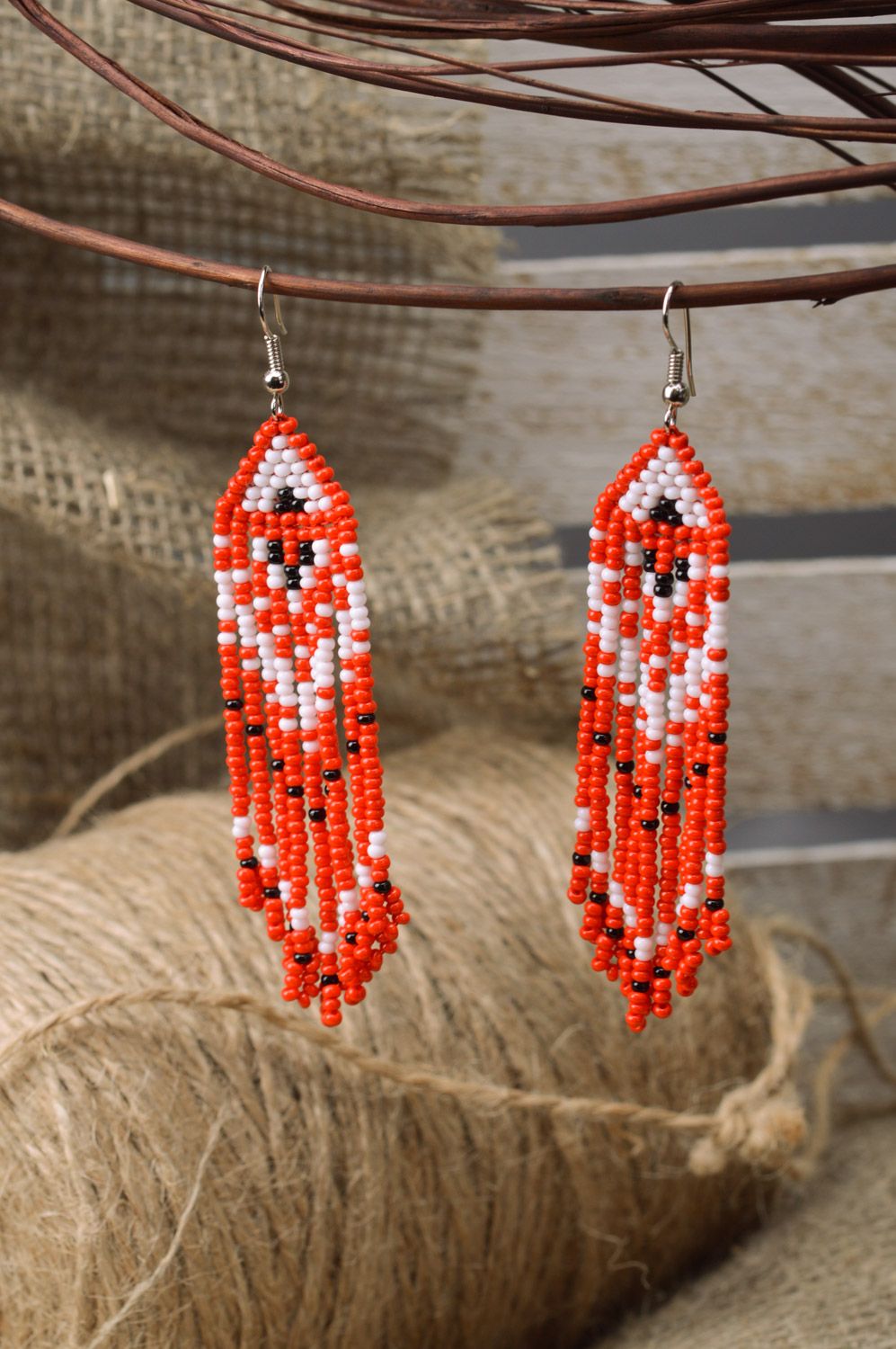 Longues boucles d'oreilles de perles de rocaille rouges avec franges faites main photo 1