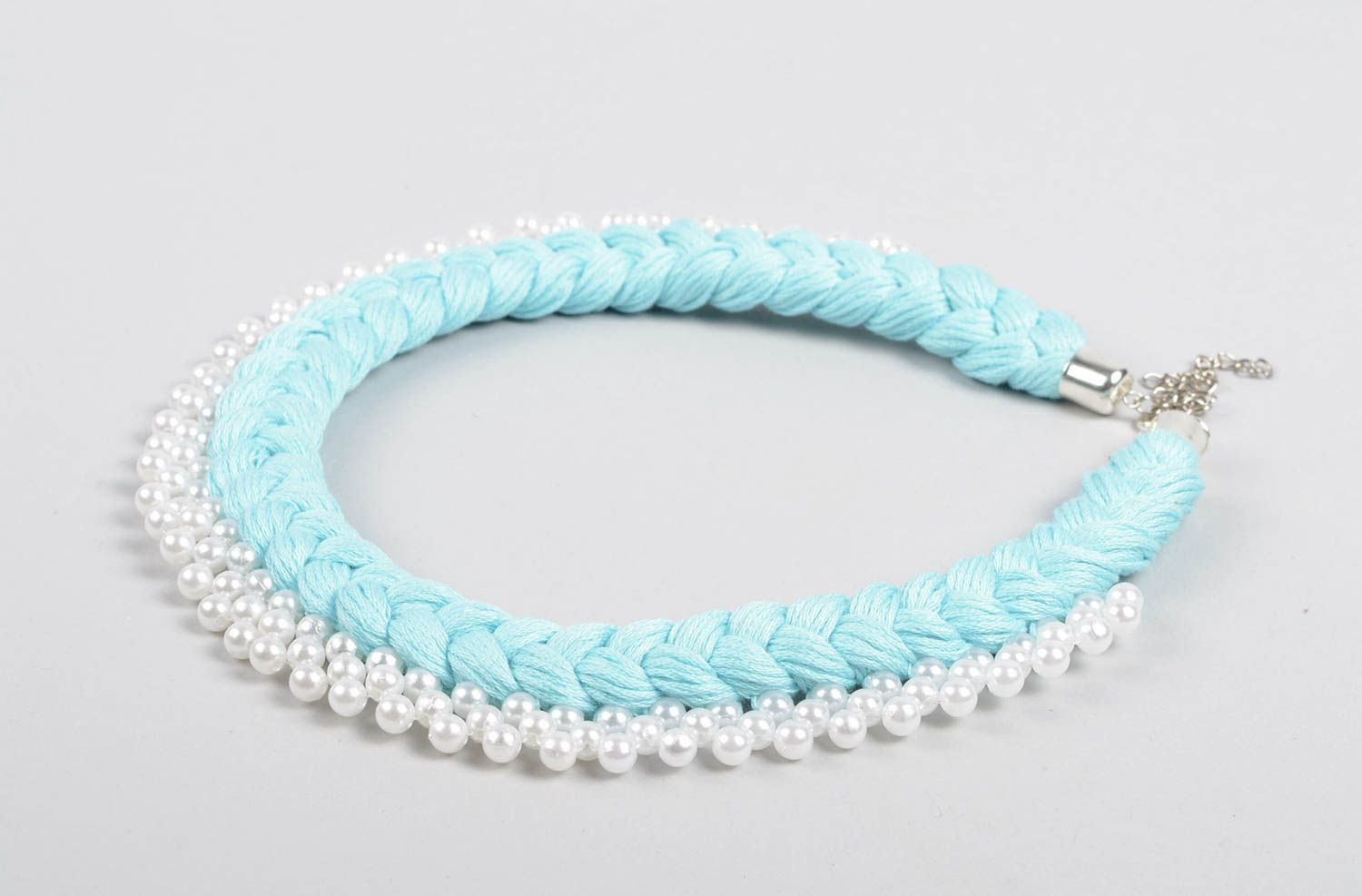Collier textile Bijou fait main bleu ciel avec fausses perles Cadeau femme photo 1