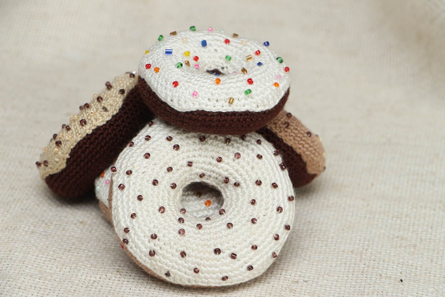 Jouet tricoté au crochet donut fait main  photo 3