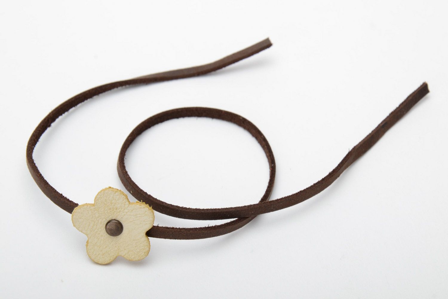 Bracelet en cuir naturel marron avec fleur fait main fin diamètre 85 mm photo 3