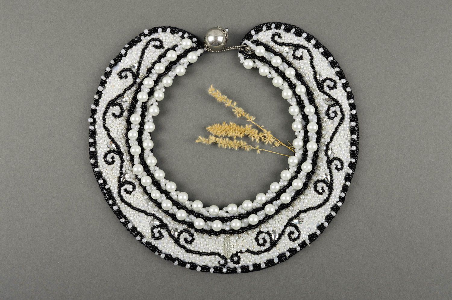 Collier large Bijou fait main blanc-noir Accessoire pour femme perles fantaisie photo 1