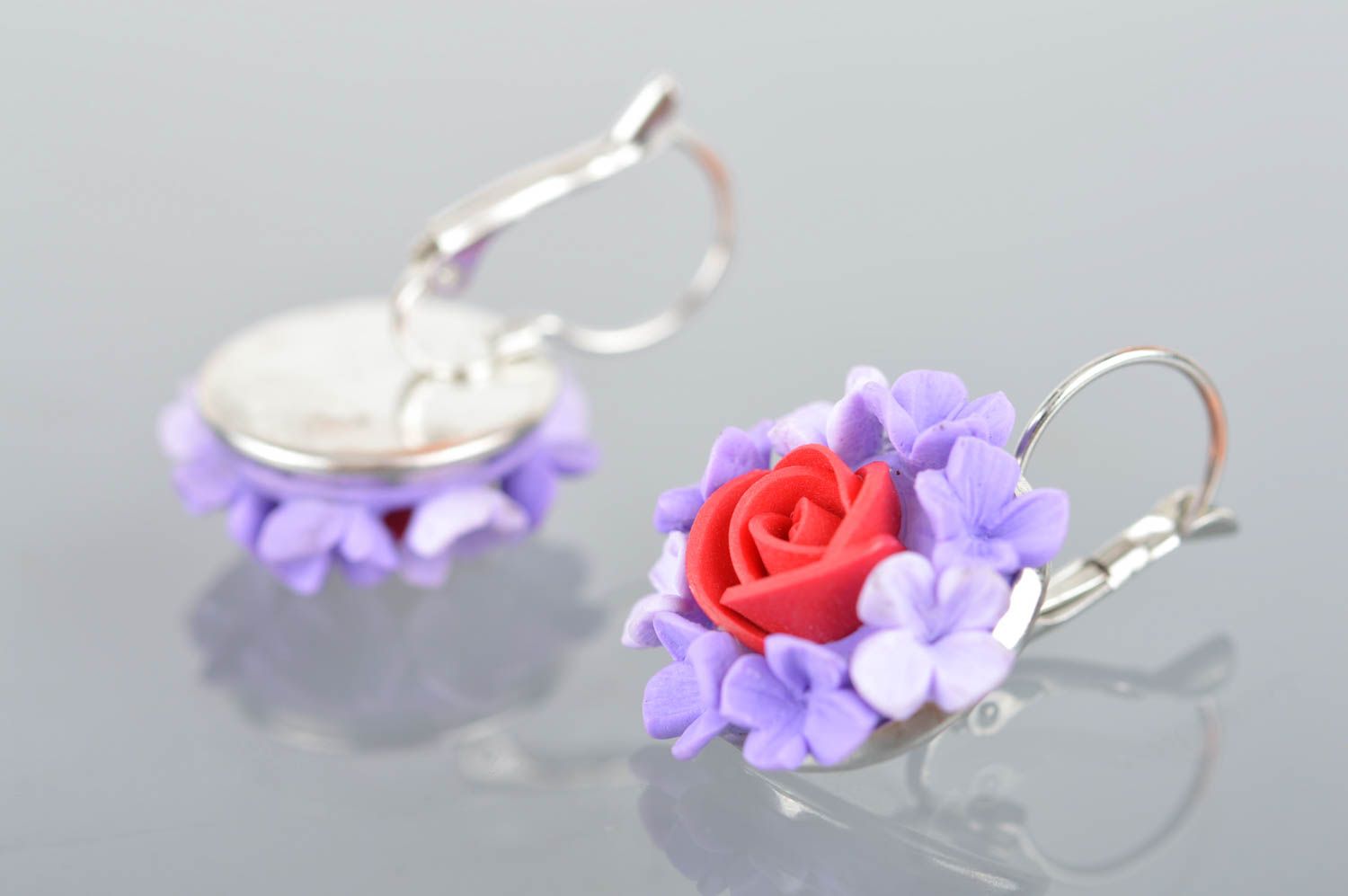 Violette feine handgemachte Ohrringe aus Polymerton mit Anhängern schöne Blumen foto 5