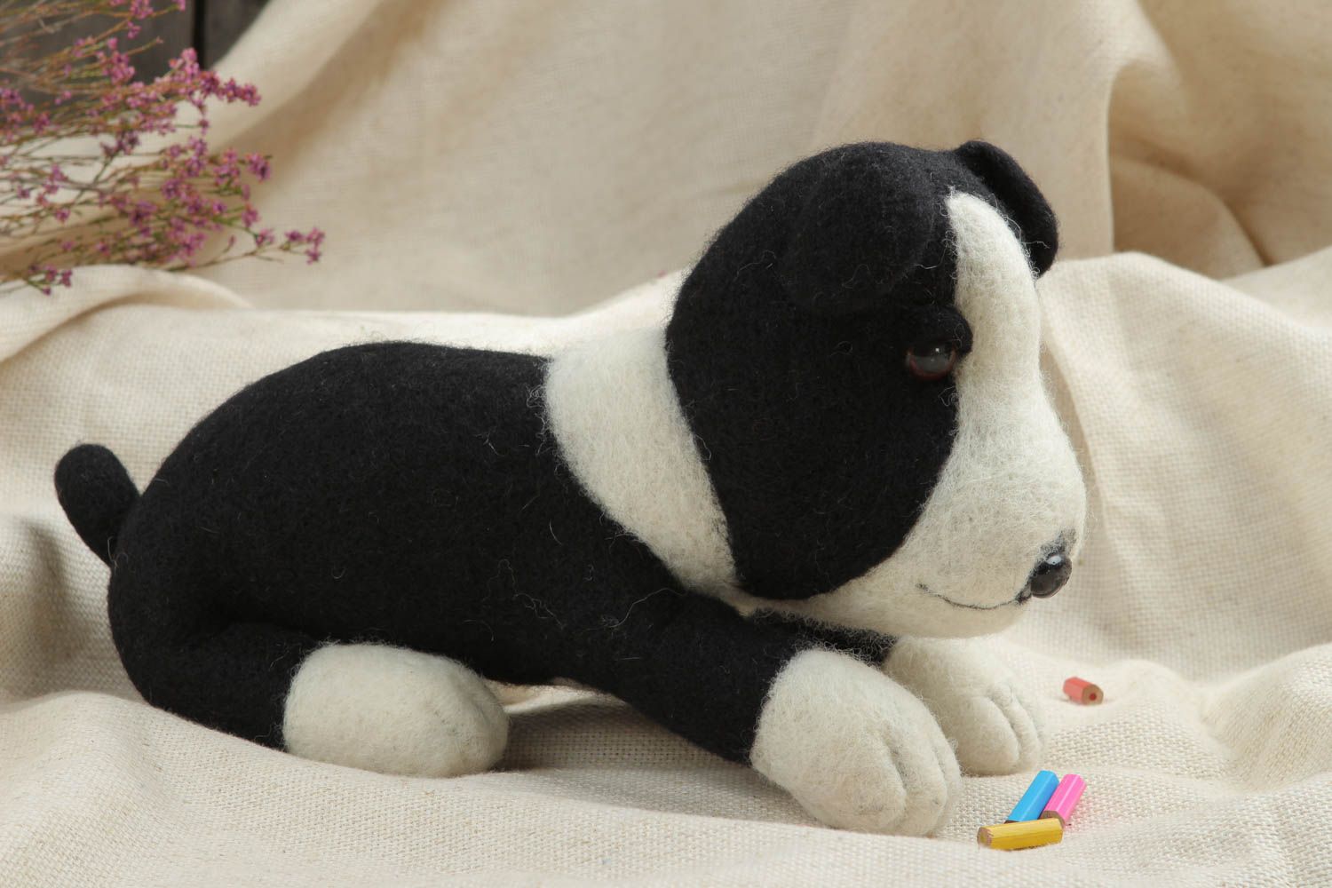 Peluche Chien en laine feutrée fait main noir-blanc Cadeau pour enfant photo 1