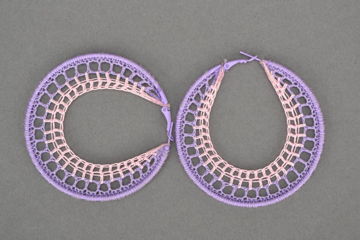 Boucles d'oreilles rondes tricotées Violettes faites main photo 3