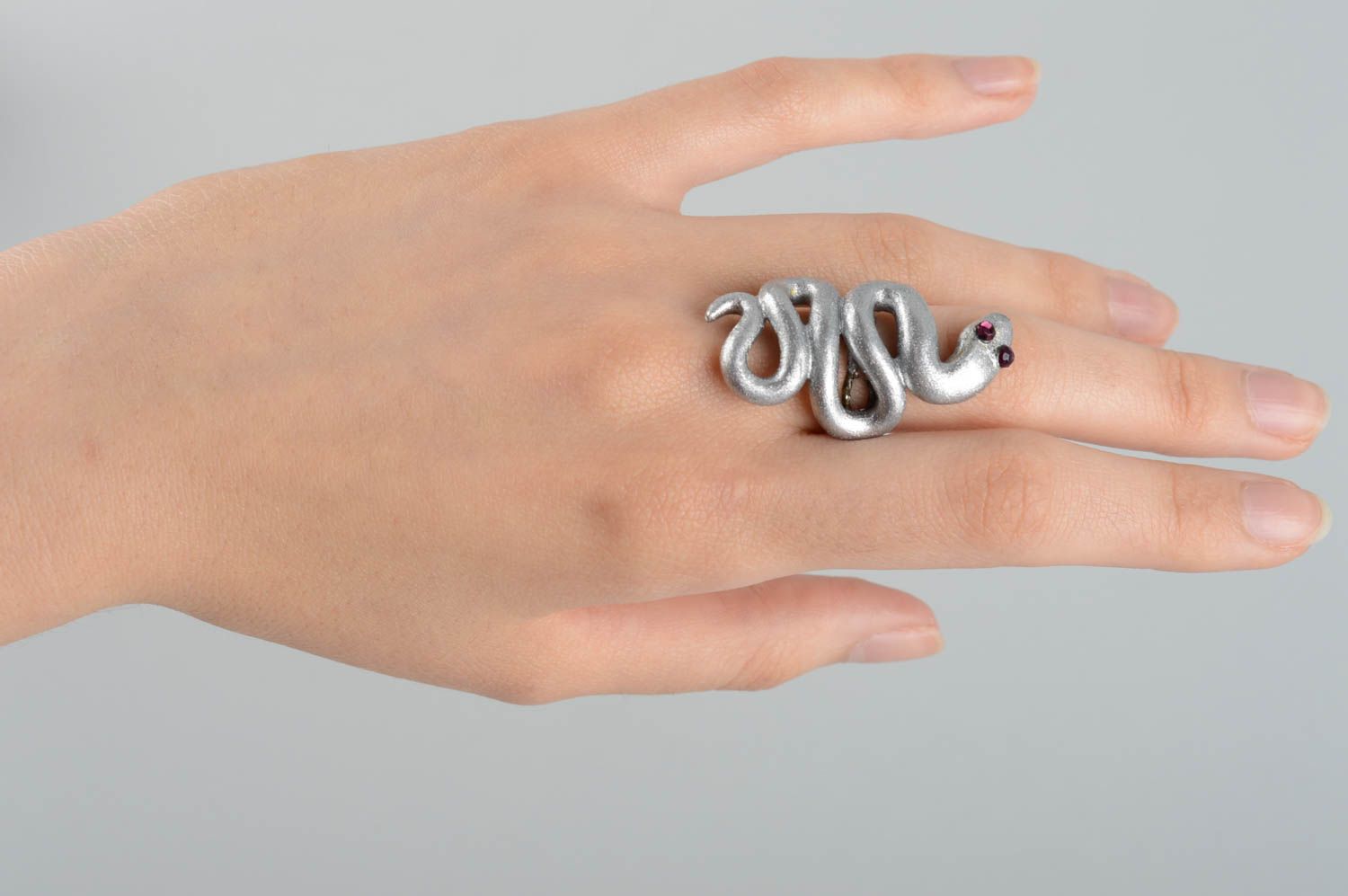 Серебристый перстень из полимерной глины ручной работы в виде змеи красивый фото 1
