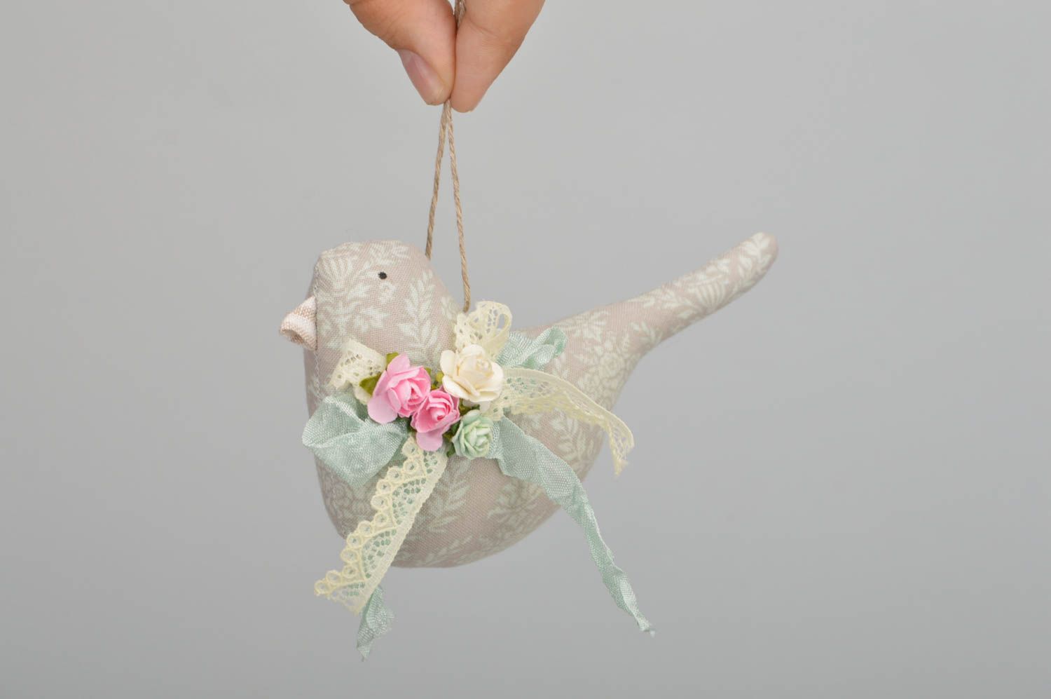 Мягкая игрушка птичка с петелькой из ткани небольшая с кружевом ручная работа фото 2
