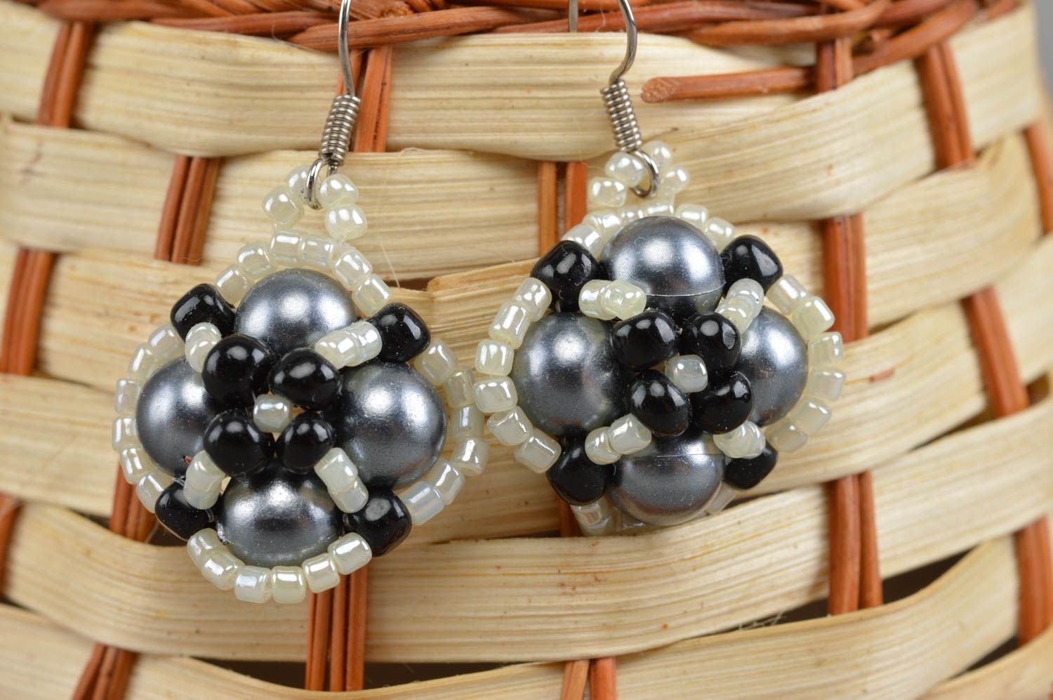 Boucles d'oreilles en fausses perles grises faites main pendantes originales photo 1