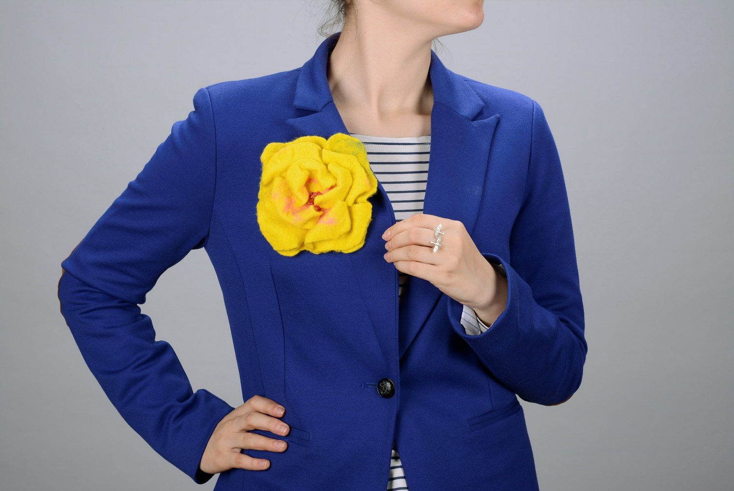 Broche artisanale de laine 'Fleur jaune' photo 4