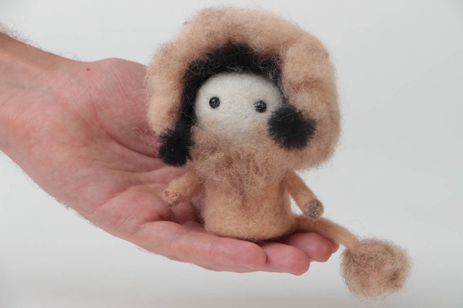 Kleine Puppe aus Wolle Walken Technik niedlich schön originell handgemacht foto 4