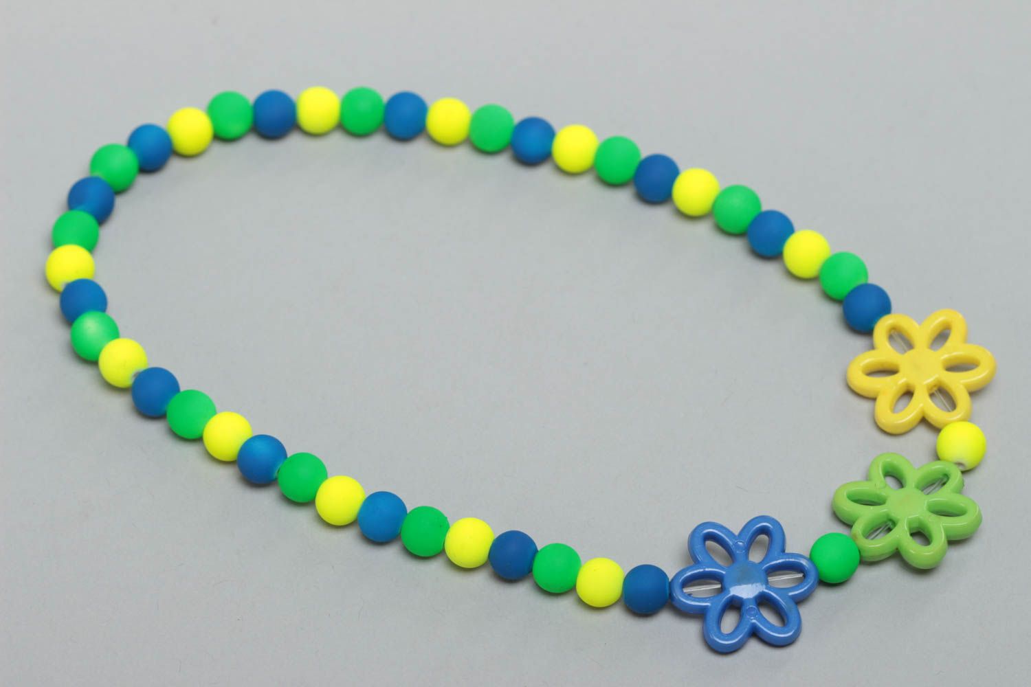 Beautiful stylish handmade bright children's plastic bead necklace photo 2