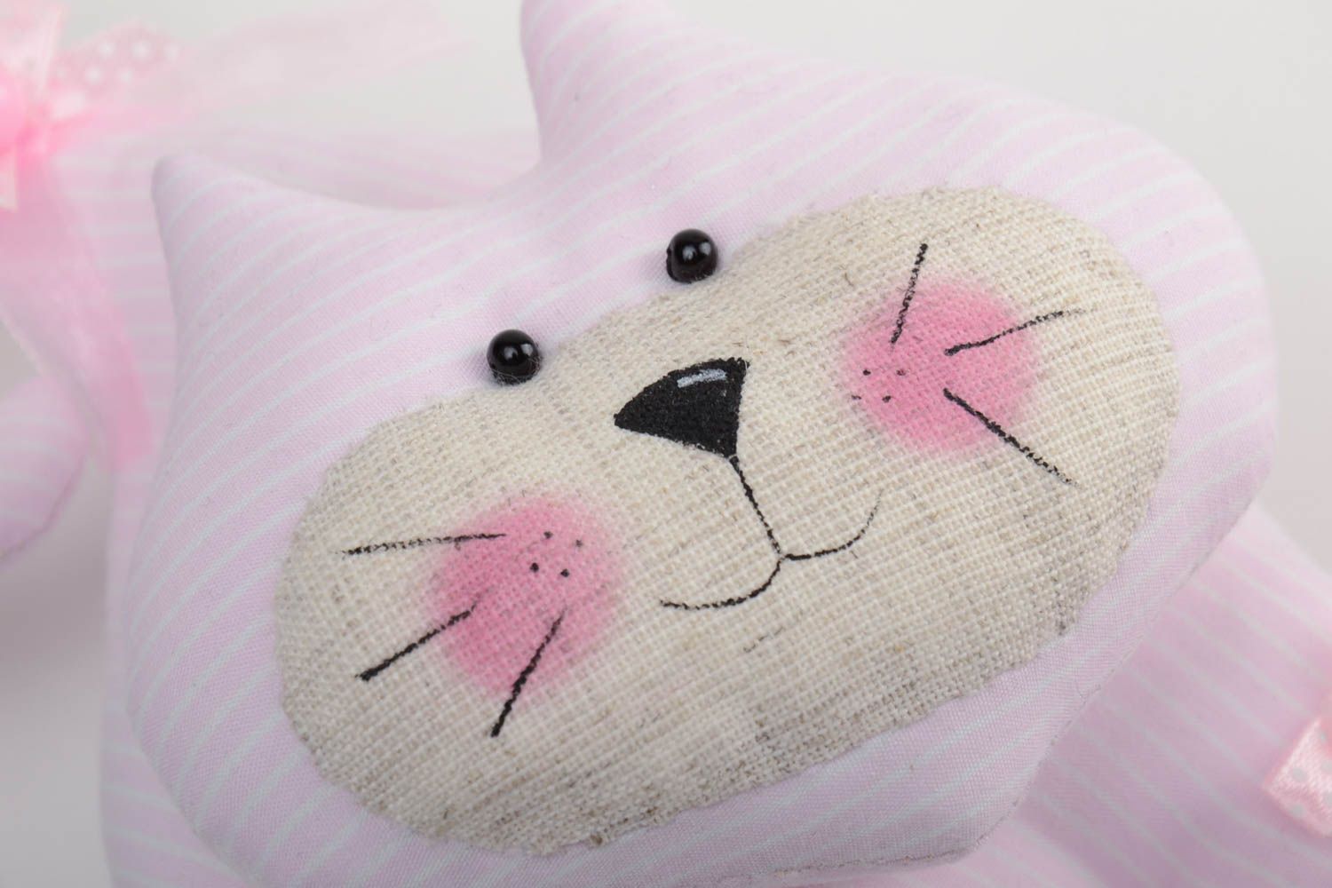 Авторская игрушка кот на дверь из натуральных тканей ручной работы белая с розовым фото 3